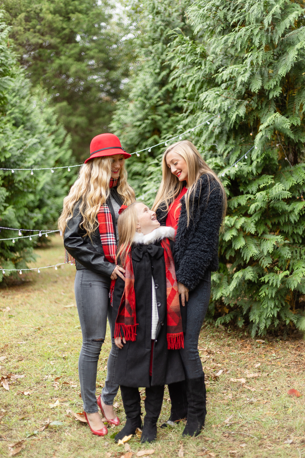 Sisters in Christmas Card Photo by Jade Alexandria Photography in Huntsville, Alabama.